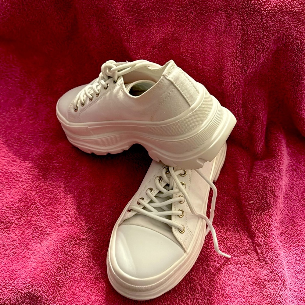 Berne’s shoe white size 8 worn only 1 time!